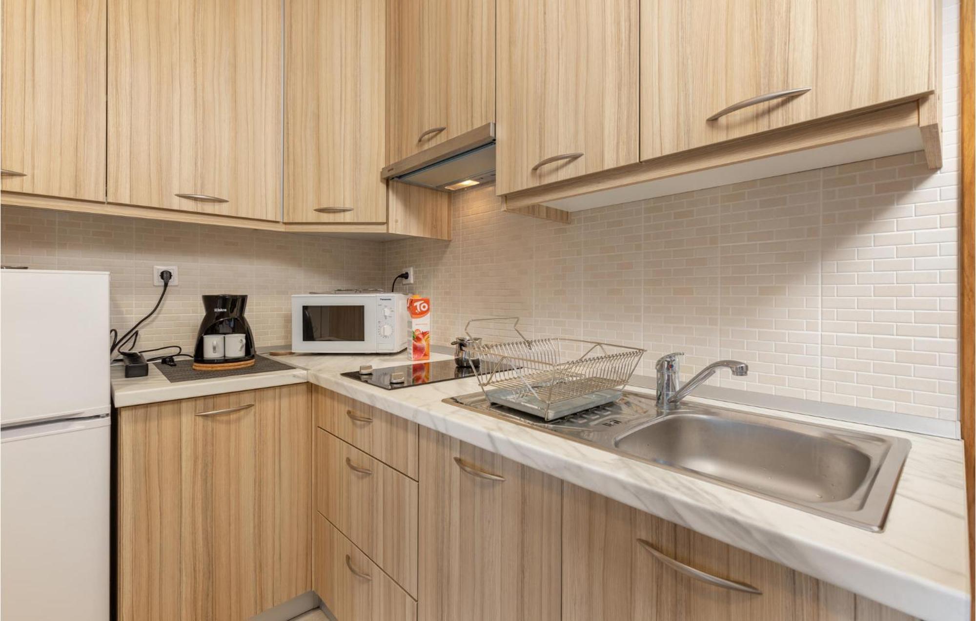Cozy Apartment In Crikvenica With Kitchen Eksteriør bilde